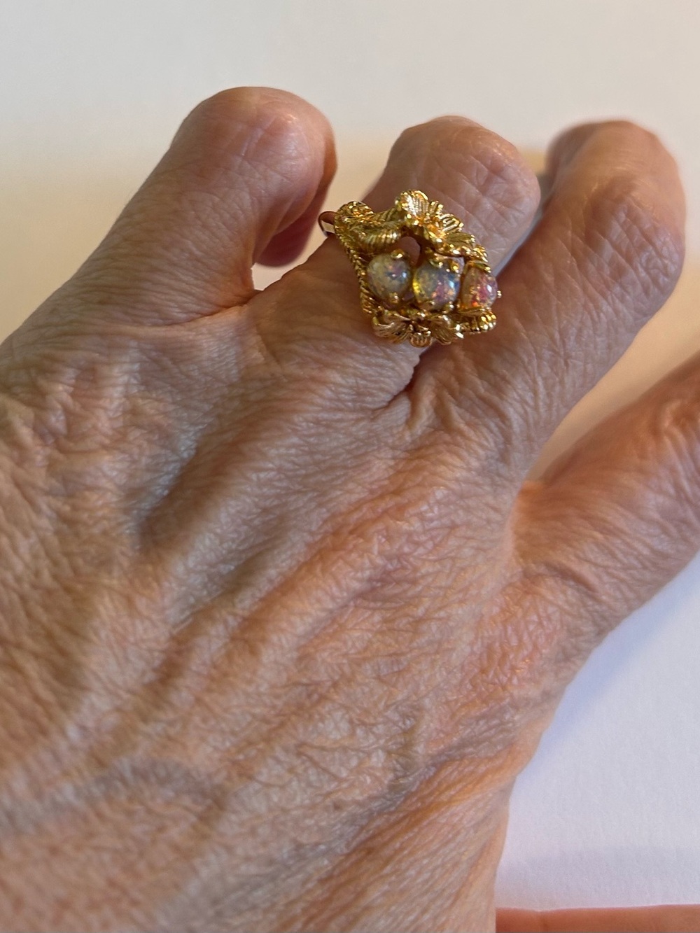Avon 1970’s Vintage Gold Floral Ring with Pink Opalescent Cabochons - Picture 4 of 8